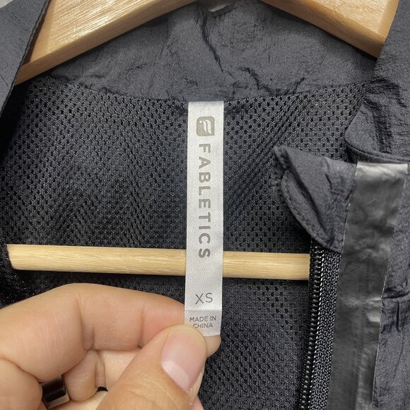 Fabletics Hooded Zip Up Windbreaker Kennedy Vest Jacket XS Black Nylon Mesh - Picture 3 of 5